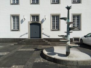 Eingang am Brunnen